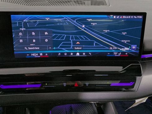 Used 2025 BMW 530i xDrive w/ Premium Package image 21