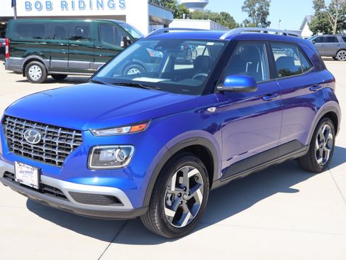 Used 2024 Hyundai Venue SEL image 2
