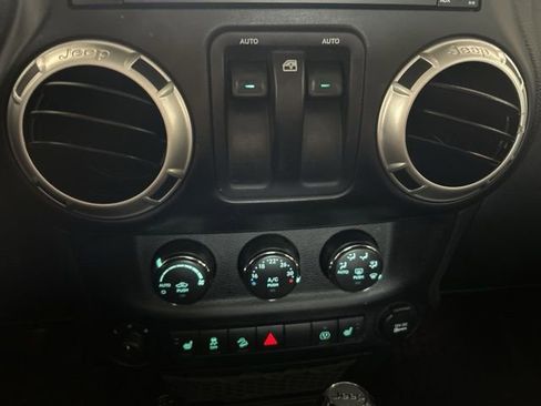 Used 2017 Jeep Wrangler Sahara w/ Dual Top Group AWD/4WD image 19