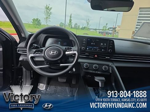 Used 2024 Hyundai Elantra SE FWD image 10