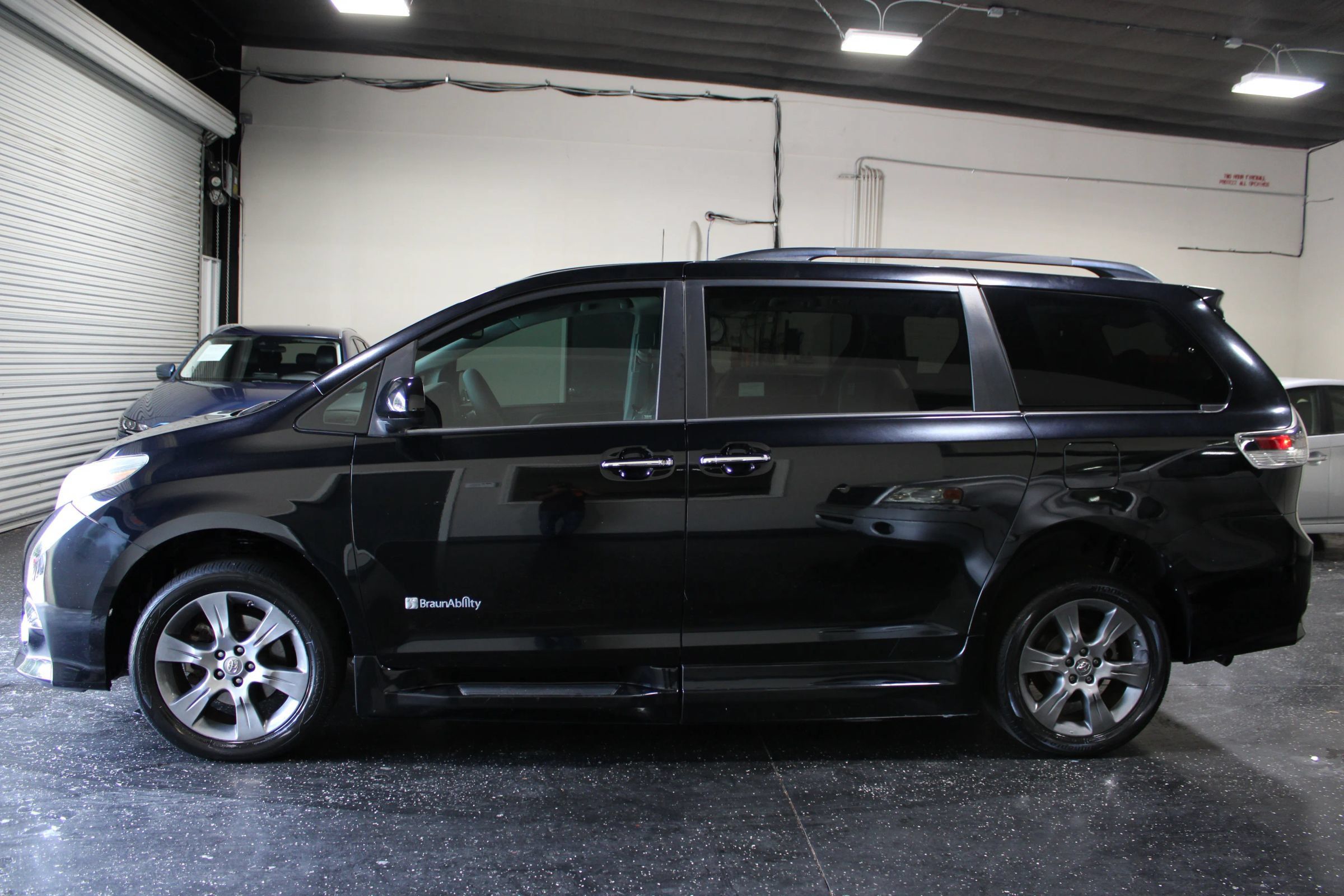 Used 2015 Toyota Sienna SE w/ SE Preferred Package FWD image 7