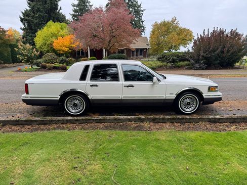 Used 1996 Lincoln Town Car Signature image 6
