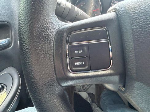Used 2013 Dodge Avenger SE FWD image 16
