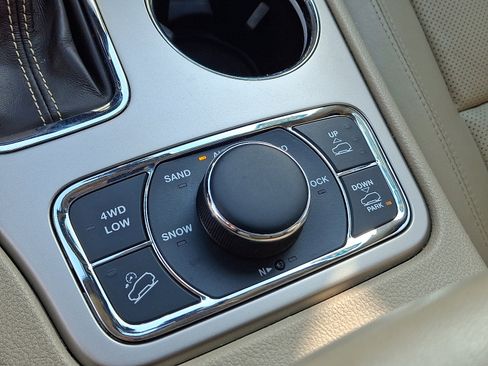 Used 2017 Jeep Grand Cherokee Overland image 26