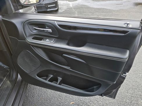 Used 2016 Chrysler Town & Country S w/ Driver Convenience Group image 13