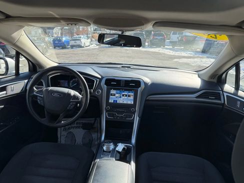 Used 2017 Ford Fusion SE w/ Fusion SE Technology Package image 21