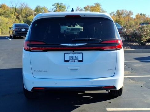 New 2026 Chrysler Pacifica Select image 21