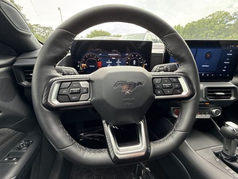 Used 2025 Ford Mustang Coupe RWD image 13
