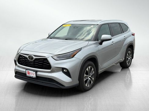 Used 2021 Toyota Highlander XLE AWD/4WD image 3