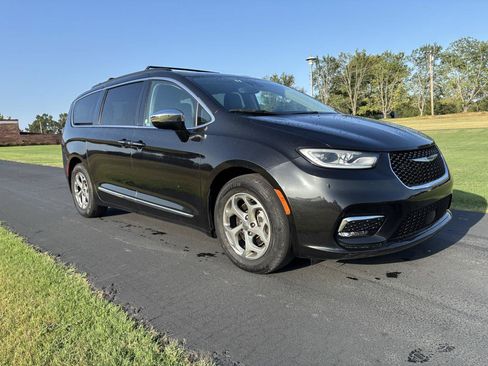Used 2023 Chrysler Pacifica Limited FWD image 2