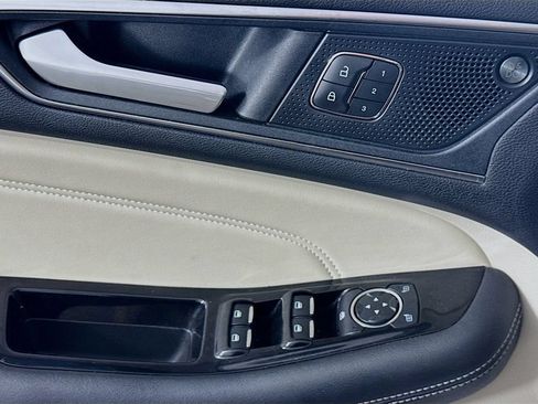 Used 2019 Ford Edge Titanium FWD image 22