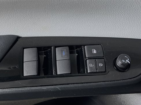 Used 2022 Toyota Prius LE image 17