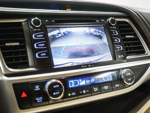 Used 2015 Toyota Highlander XLE FWD image 25