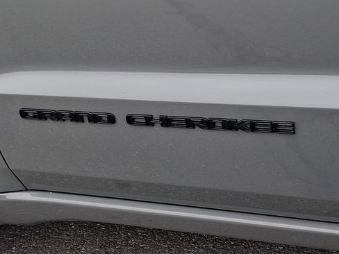 Used 2020 Jeep Grand Cherokee Altitude image 31