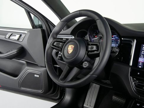 Certified 2026 Porsche Macan AWD/4WD image 31