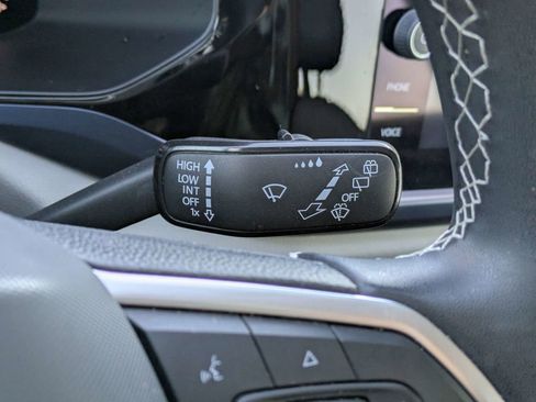 Certified 2022 Volkswagen Taos SE image 36