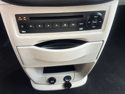 Used 2012 Chrysler Town & Country Touring-L w/ Entertainment Group #2 FWD image 26