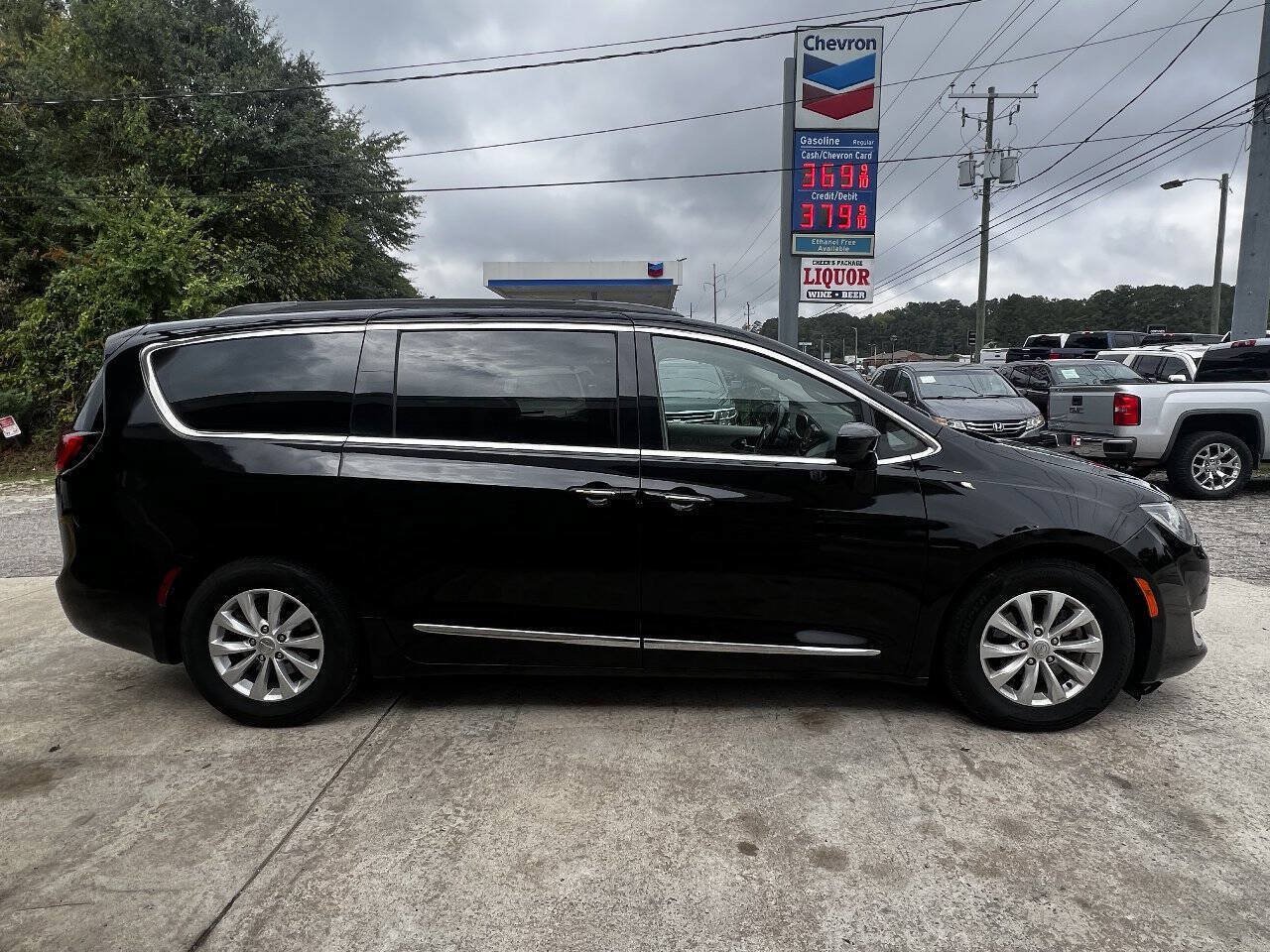 Used 2017 Chrysler Pacifica Touring-L FWD image 7