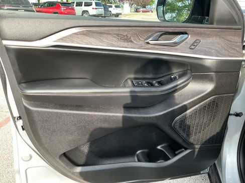 Certified 2023 Jeep Grand Cherokee L Limited AWD/4WD image 12