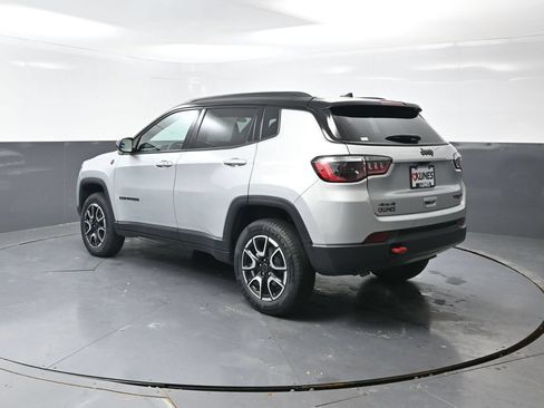 Used 2025 Jeep Compass Trailhawk AWD/4WD image 12