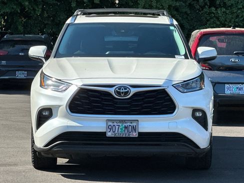 Used 2020 Toyota Highlander XLE AWD/4WD image 9