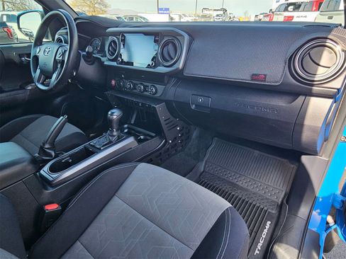 Used 2020 Toyota Tacoma TRD Off-Road w/ Technology Package image 23