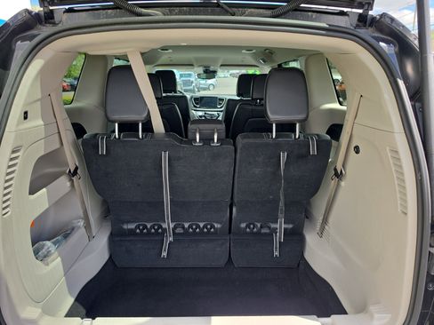 Used 2024 Chrysler Pacifica Touring-L FWD image 5