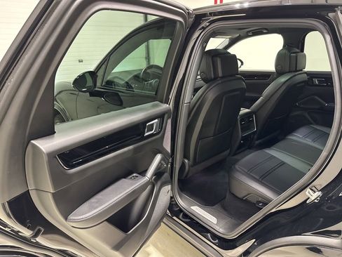 Used 2023 Porsche Cayenne w/ Premium Package image 27
