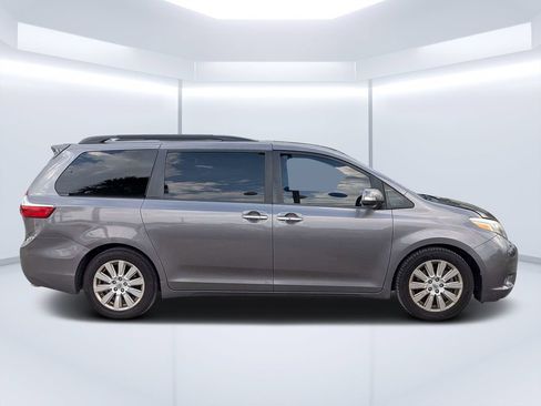 Used 2017 Toyota Sienna Limited FWD image 2