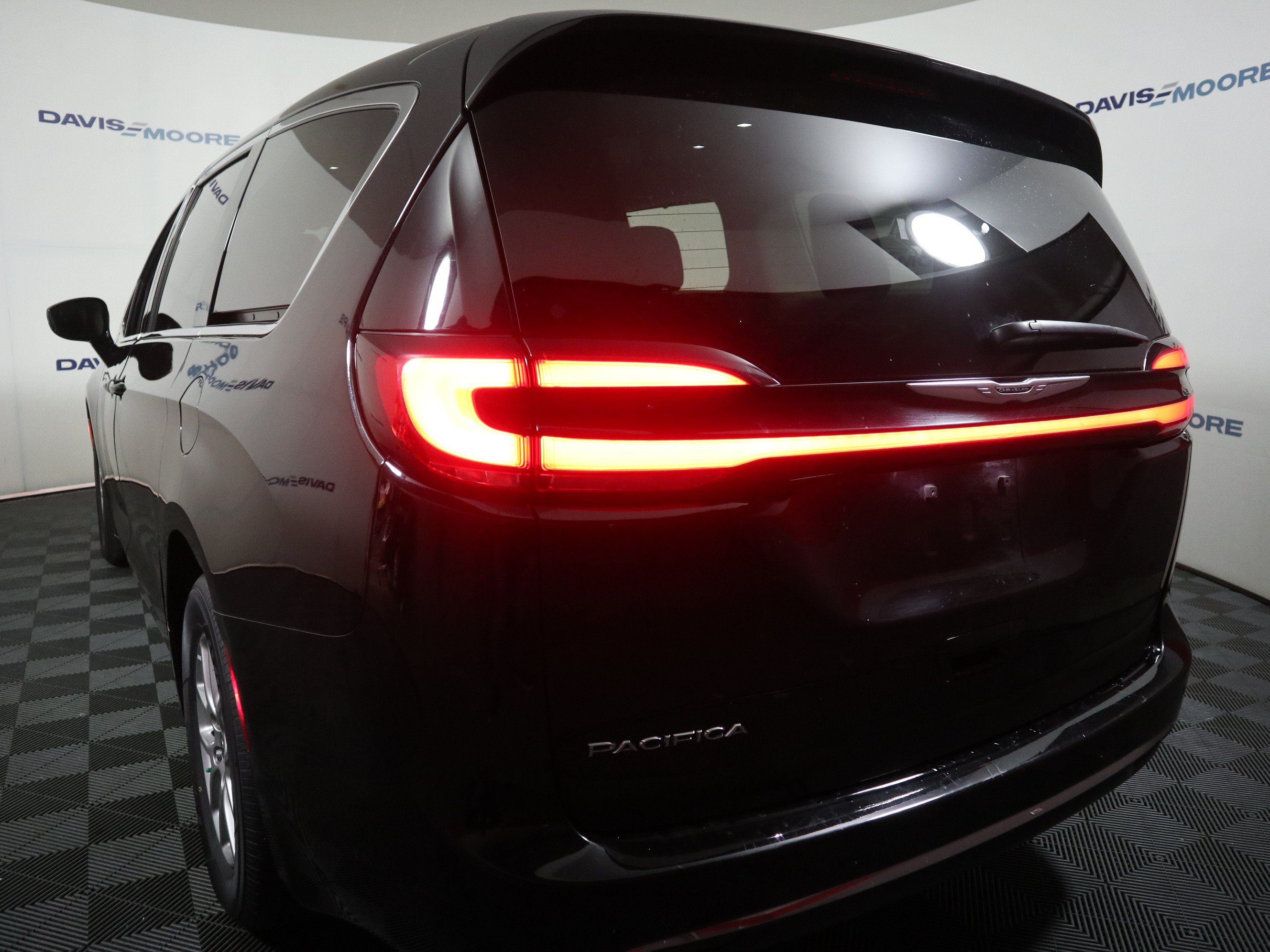 Used 2024 Chrysler Pacifica Touring-L FWD image 9