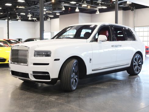 Used 2023 Rolls-Royce Cullinan AWD/4WD image 3