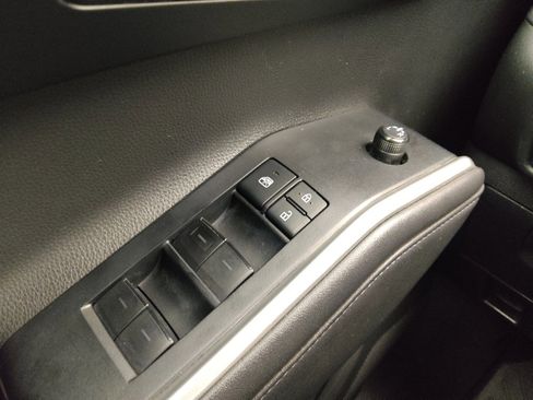 Used 2020 Toyota Highlander L image 27