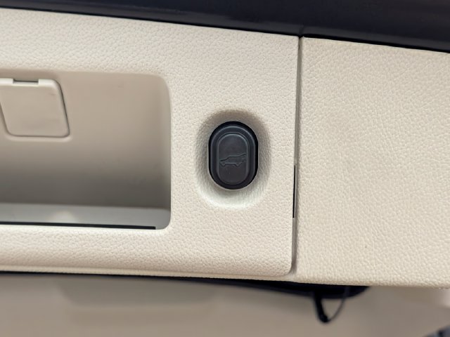 Used 2019 Cadillac Escalade Luxury AWD/4WD image 21