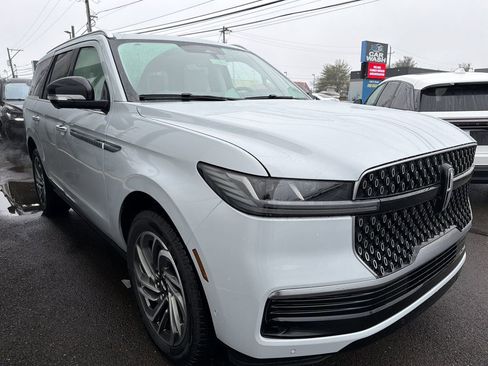 New 2025 Lincoln Navigator Reserve image 4