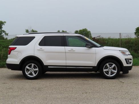 Used 2016 Ford Explorer XLT w/ Equipment Group 201A AWD/4WD image 2