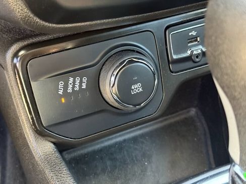 Used 2023 Jeep Renegade Latitude AWD/4WD image 22