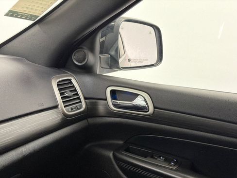 Used 2021 Jeep Grand Cherokee Laredo AWD/4WD image 27