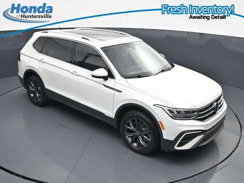 Used 2023 Volkswagen Tiguan SE w/ Panoramic Sunroof Package FWD image 18