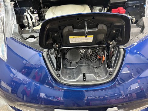 Used 2017 Nissan Leaf SV w/ Premium Package image 15