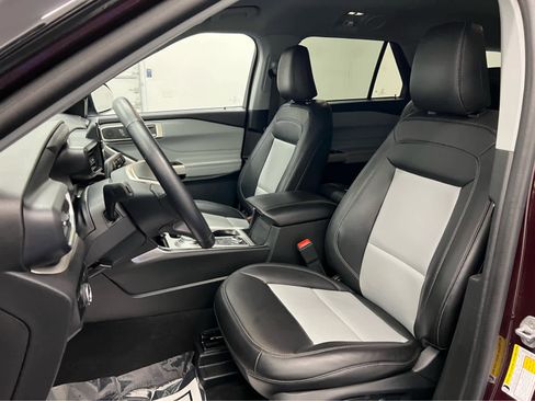Used 2023 Ford Explorer XLT w/ Equipment Group 202A image 7