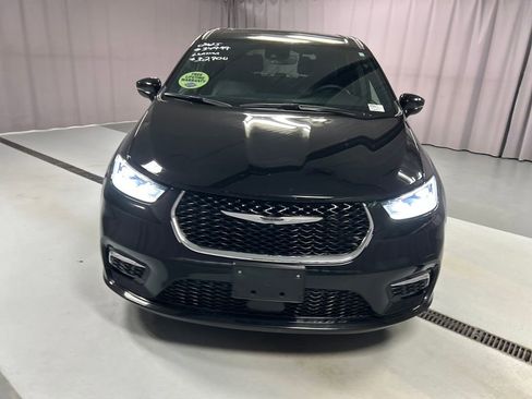 Used 2025 Chrysler Pacifica Select image 2