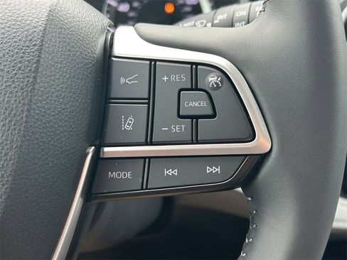 Used 2024 Toyota Highlander LE image 43
