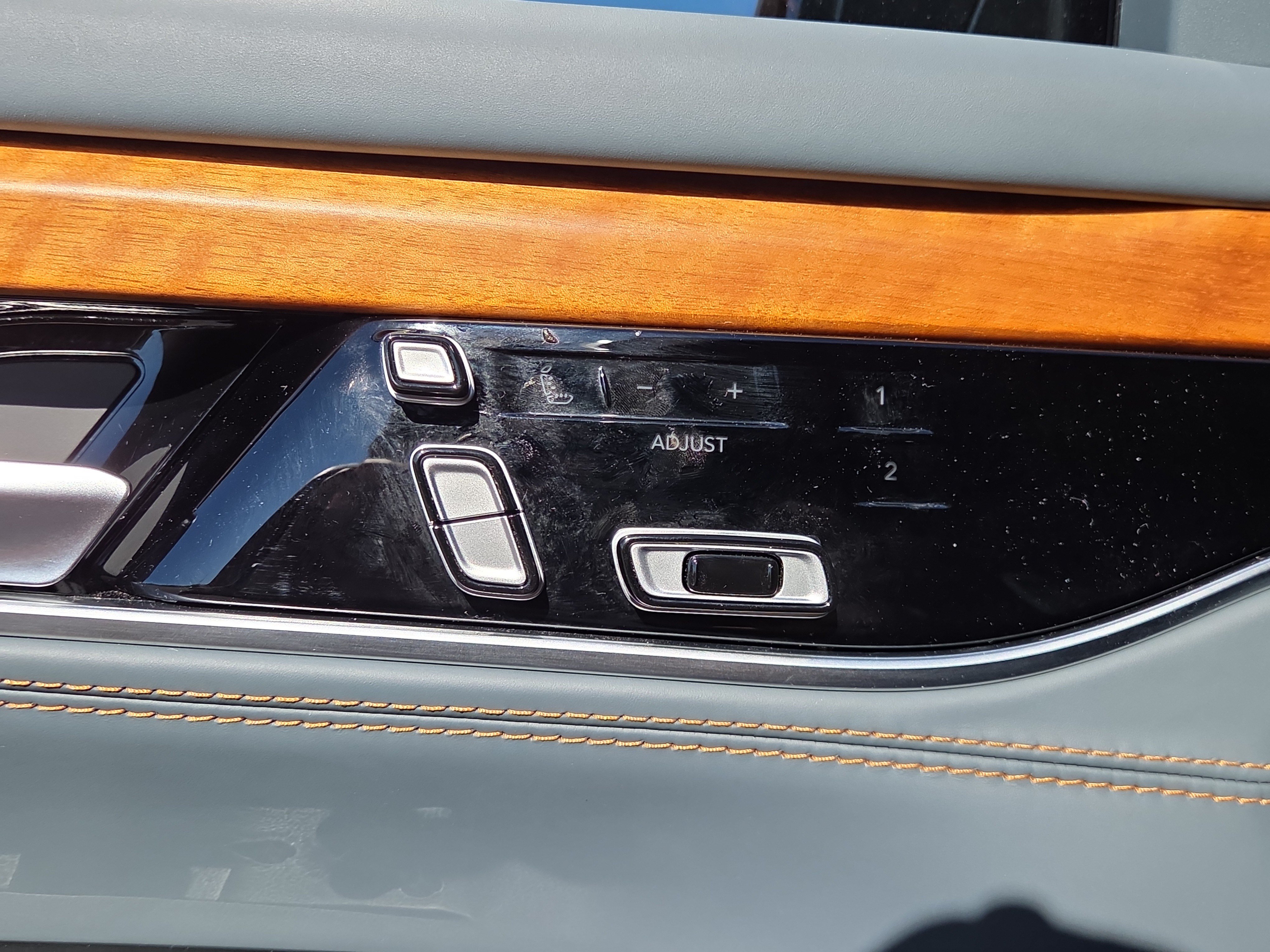 Used 2022 Jeep Grand Wagoneer Series III AWD/4WD image 11