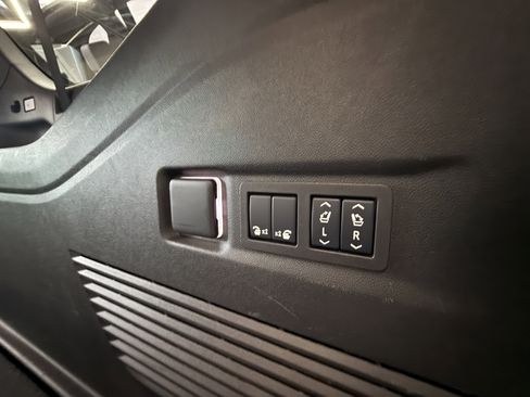 Used 2024 GMC Yukon XL Denali image 31