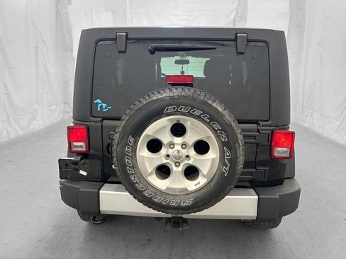 Used 2015 Jeep Wrangler Unlimited Sahara w/ Connectivity Group AWD/4WD image 5