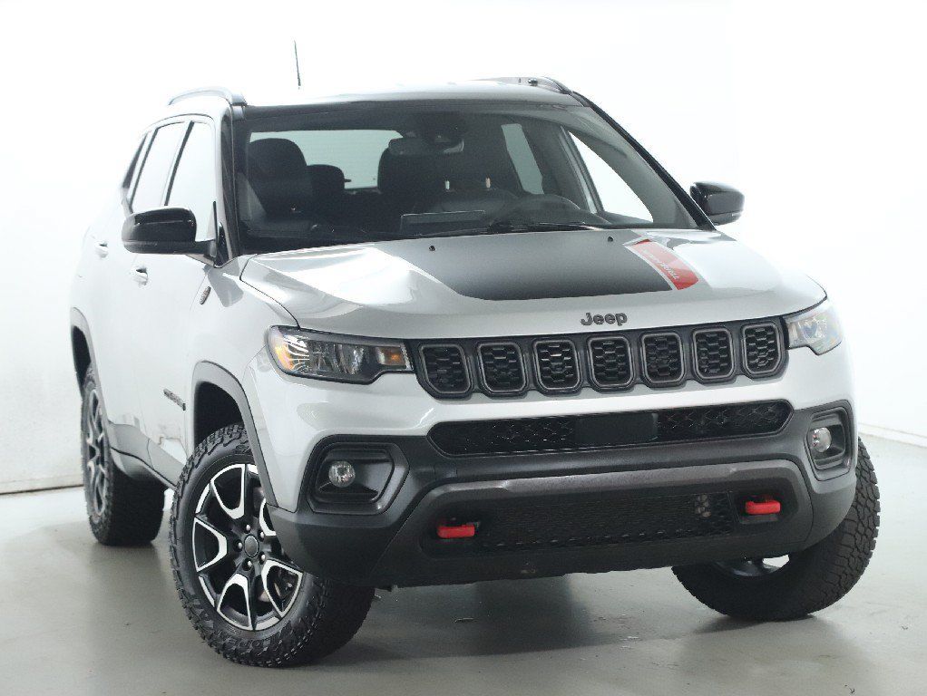 Used 2025 Jeep Compass Trailhawk AWD/4WD image 2