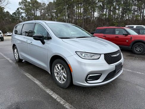 Used 2024 Chrysler Pacifica Touring-L image 2