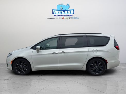 Used 2020 Chrysler Pacifica Limited FWD image 56