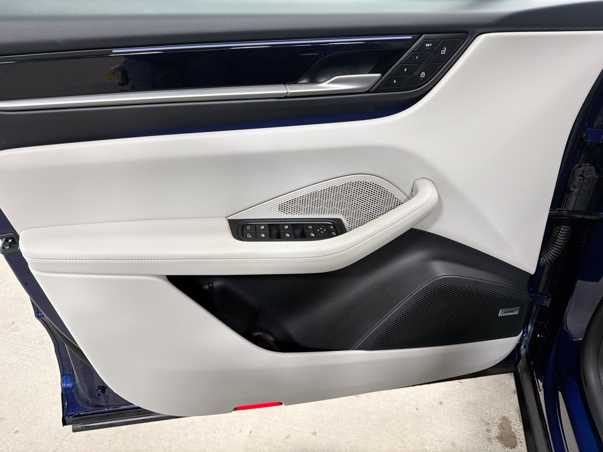 Certified 2026 Porsche Macan 4S Electric AWD/4WD image 23