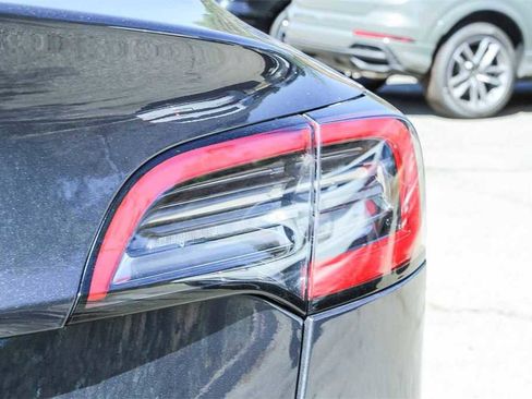 Used 2018 Tesla Model 3 Mid Range image 11